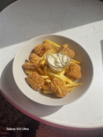 Chocken Nuggets med dip o pommes