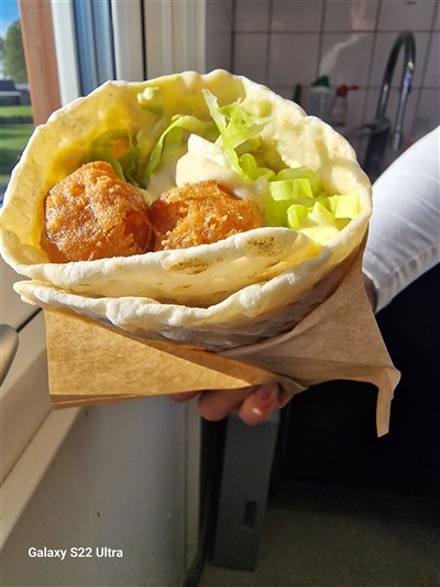 Friterade fiskrullar i tunnbröd